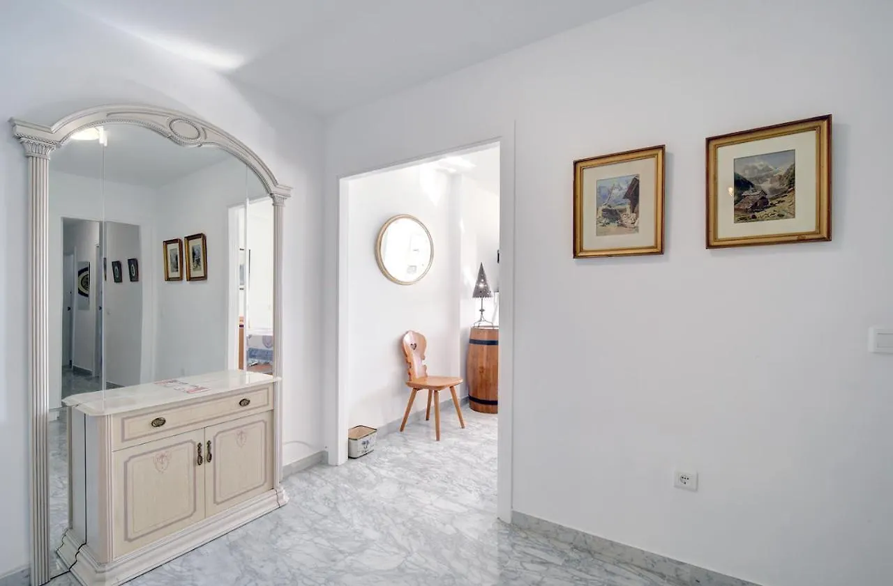 Marbella Sleeps 8 Aircon Fast Wifi 63 Inch Tv Secure Underground Parking Free Netflix Apartment