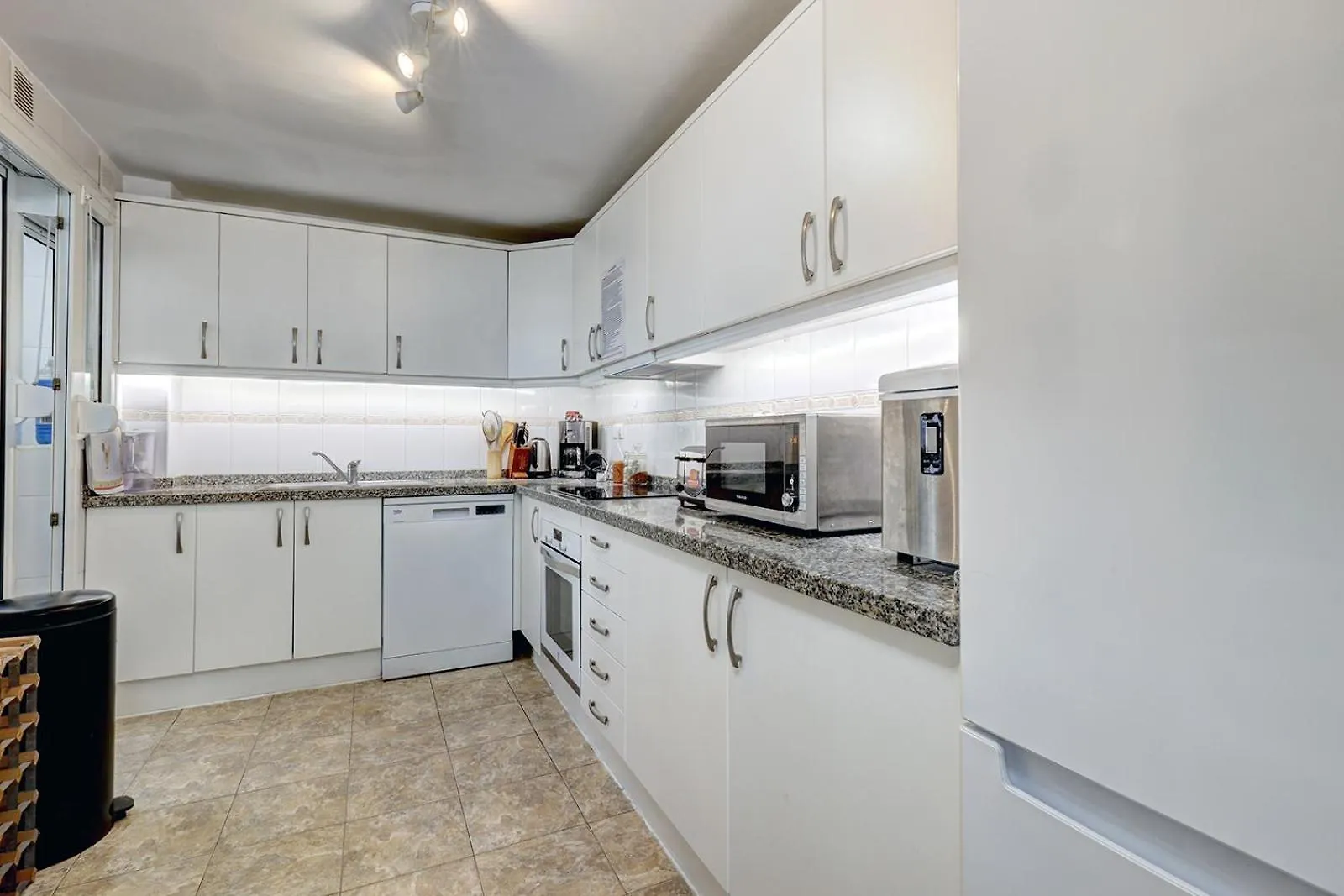 Apartment Marbella Sleeps 8 Aircon Fast Wifi 63 Inch Tv Secure Underground Parking Free Netflix