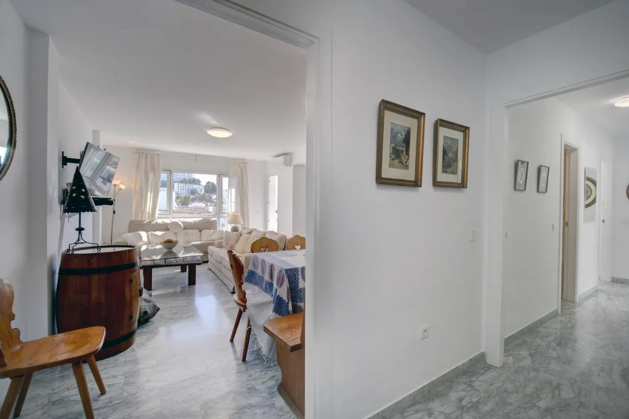Marbella Sleeps 8 Aircon Fast Wifi 63 Inch Tv Secure Underground Parking Free Netflix Lägenhet