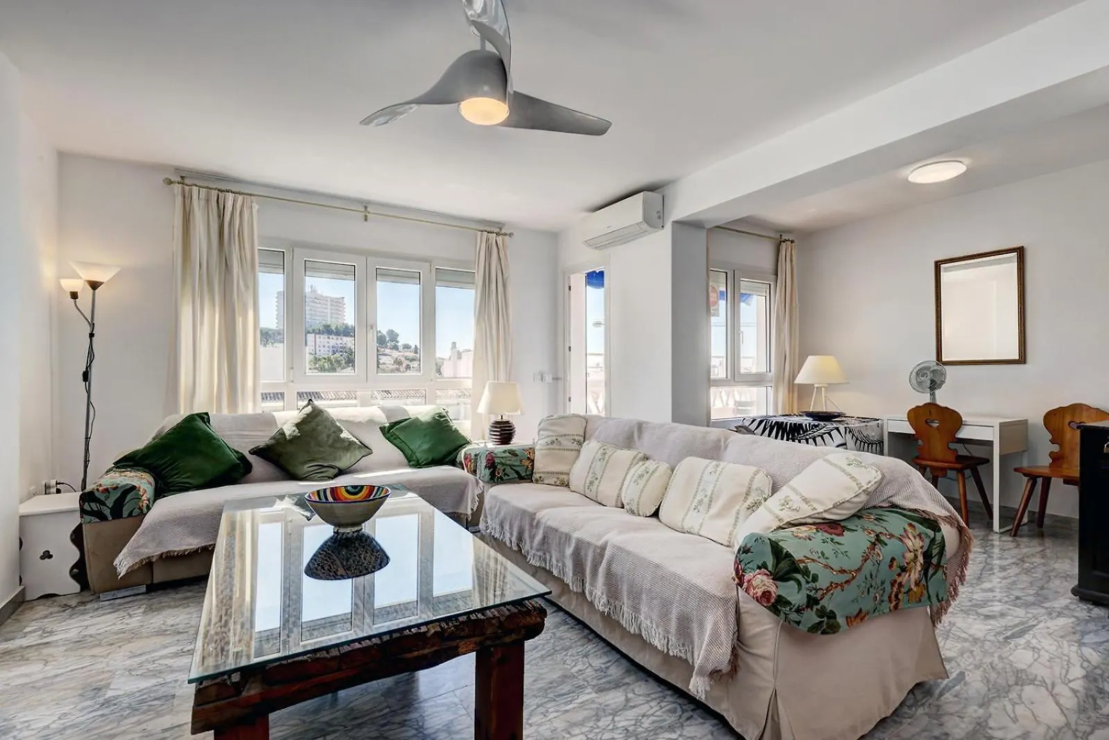 Marbella Sleeps 8 Aircon Fast Wifi 63 Inch Tv Secure Underground Parking Free Netflix 0*,  Spanien