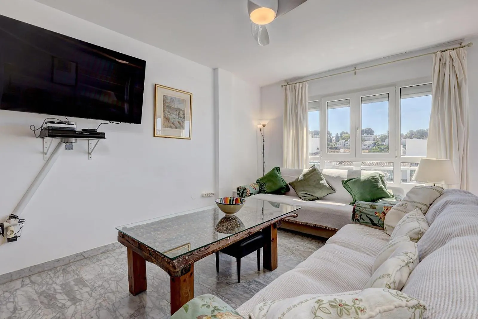 Marbella Sleeps 8 Aircon Fast Wifi 63 Inch Tv Secure Underground Parking Free Netflix Lägenhet