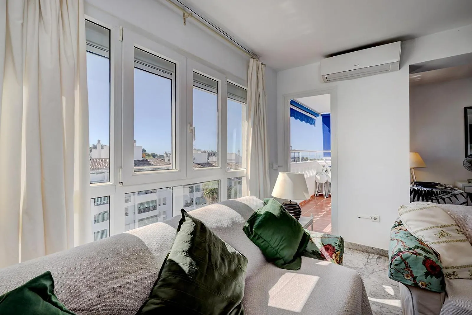 Marbella Sleeps 8 Aircon Fast Wifi 63 Inch Tv Secure Underground Parking Free Netflix 0*,  Spanien