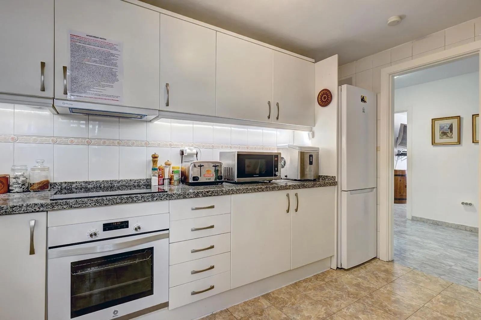 Marbella Sleeps 8 Aircon Fast Wifi 63 Inch Tv Secure Underground Parking Free Netflix Lägenhet