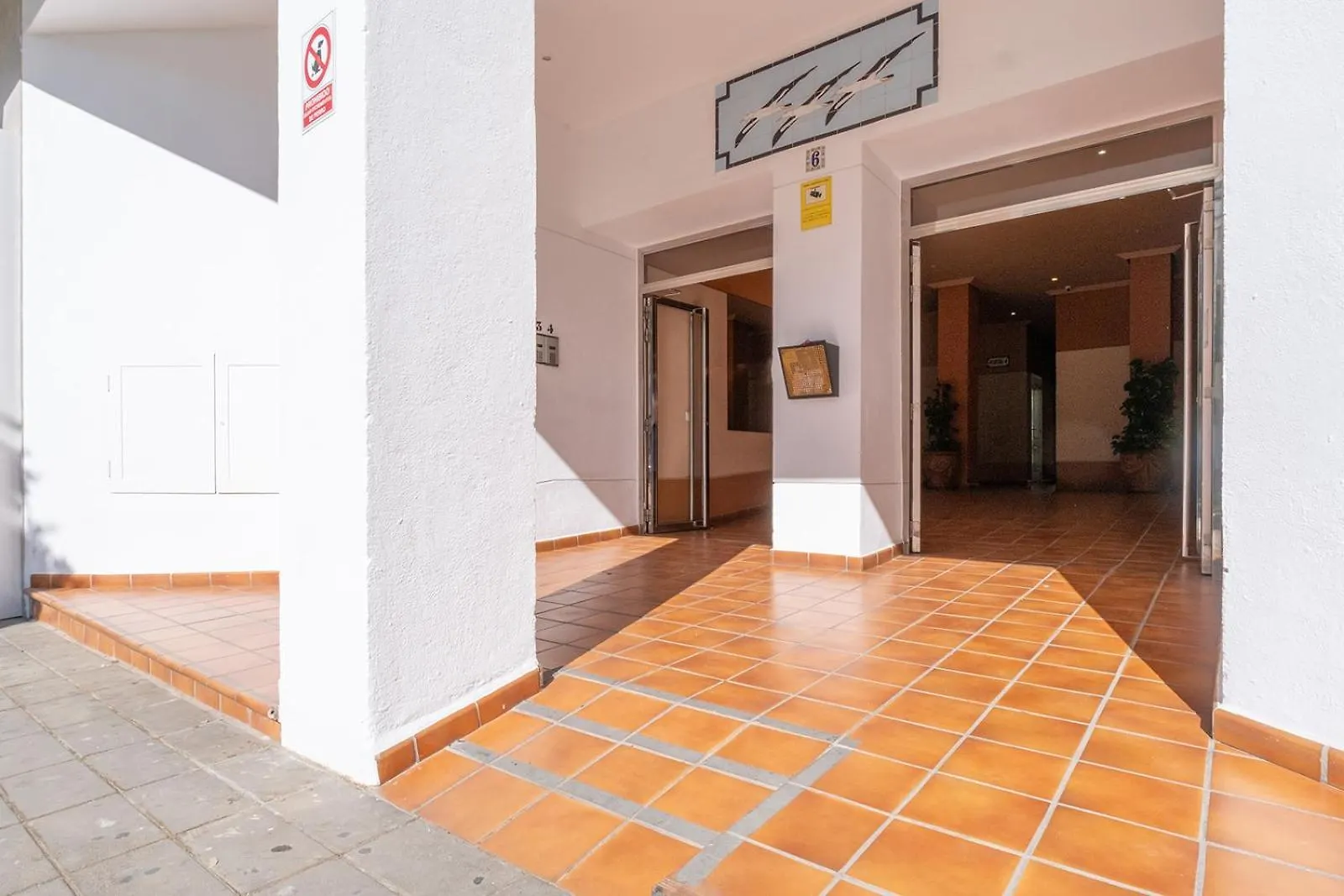 Marbella Sleeps 8 Aircon Fast Wifi 63 Inch Tv Secure Underground Parking Free Netflix Lägenhet