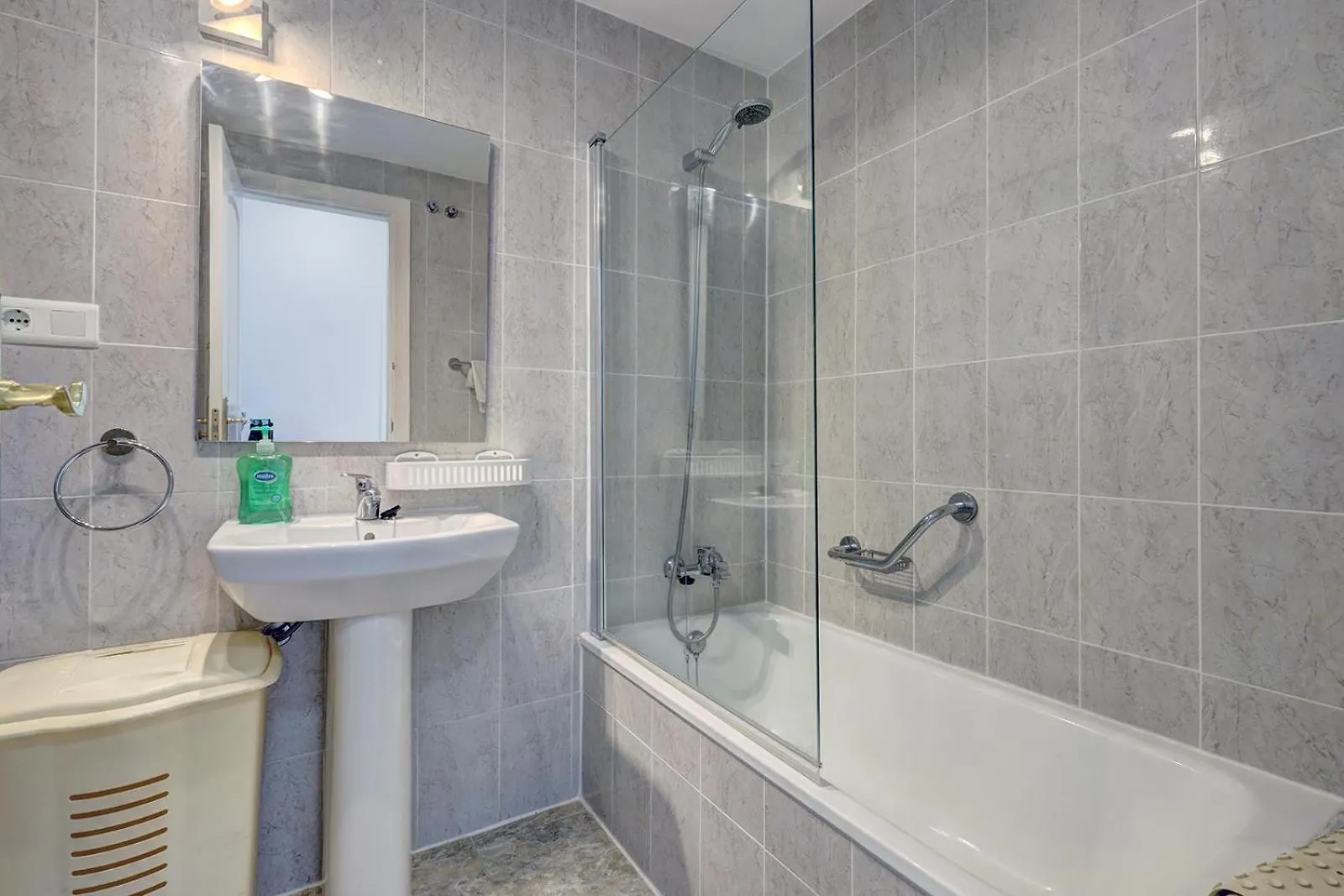 Marbella Sleeps 8 Aircon Fast Wifi 63 Inch Tv Secure Underground Parking Free Netflix