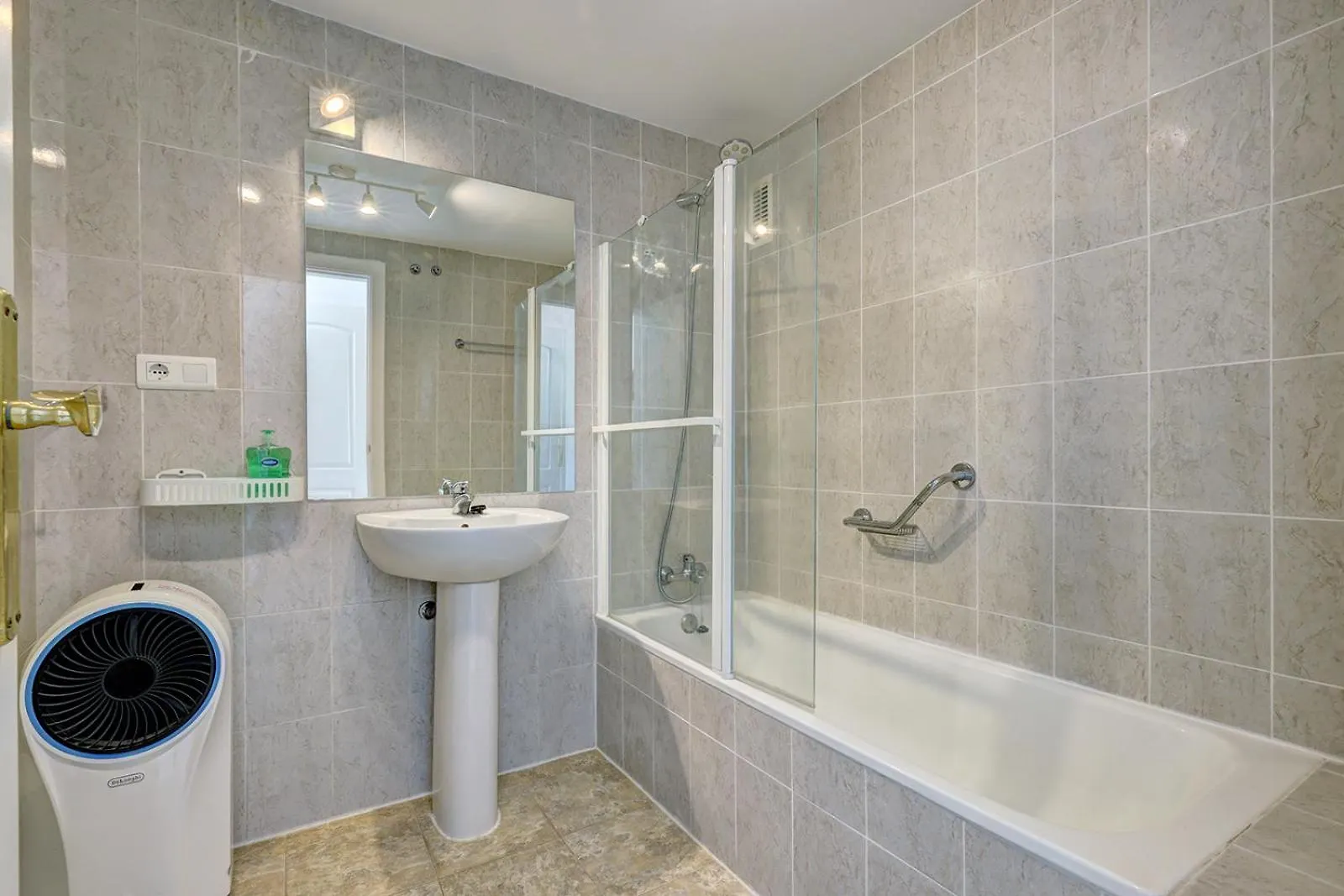 Marbella Sleeps 8 Aircon Fast Wifi 63 Inch Tv Secure Underground Parking Free Netflix Lägenhet