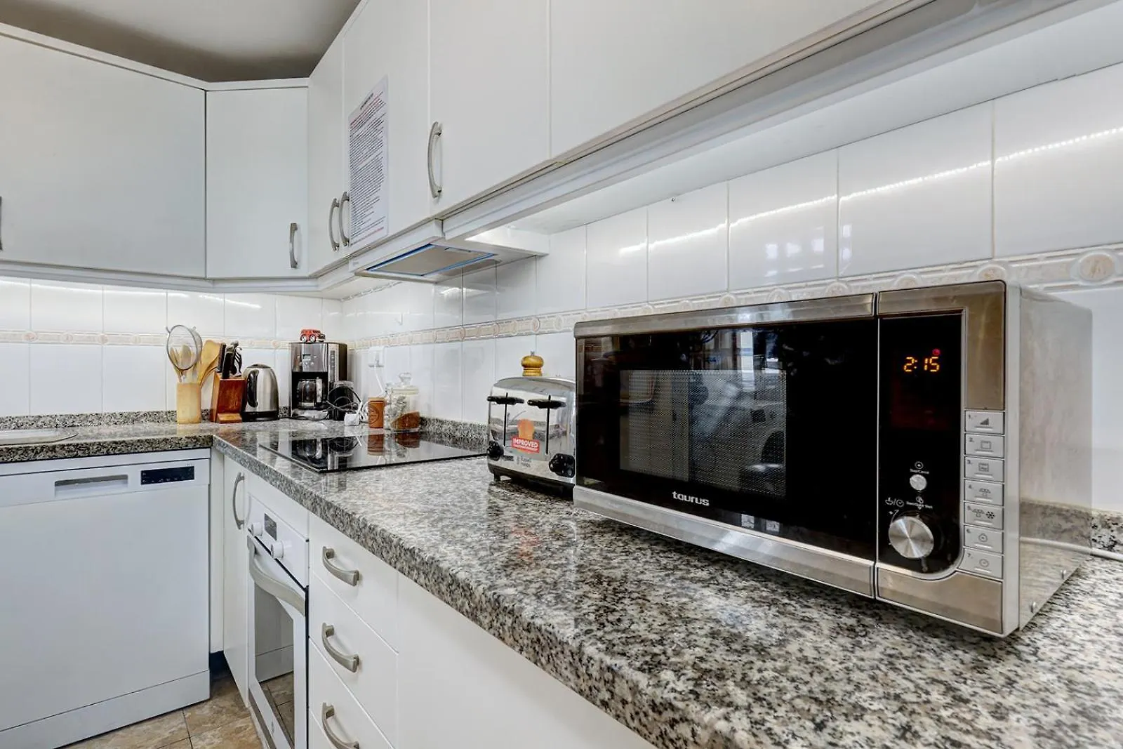 Marbella Sleeps 8 Aircon Secure Underground Parking Free Netflix Fast Internet 아파트 스페인